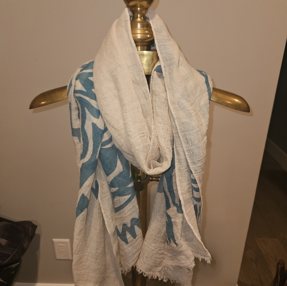 4 Beautiful scarves - Picture 14 of 15